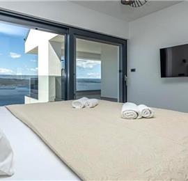 4 bedroom villa with infinity pool and sea views in Crikvencia, Rijeka, sleeps 8